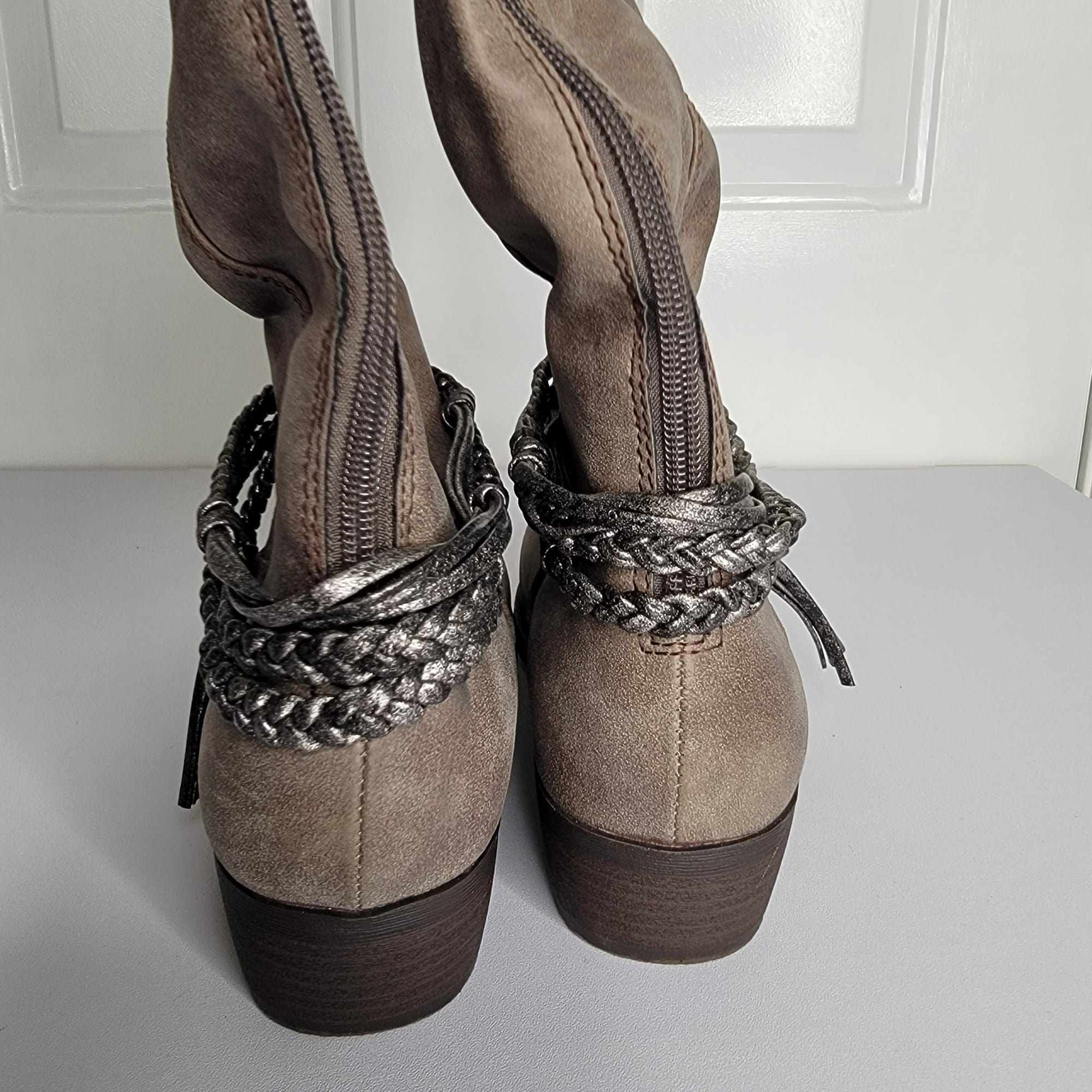 Size 8 Gray Pop Knee Boots