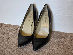 Size 7 Black Guess Pumps