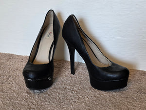 Size 7.5 Black Olsenboye Pumps