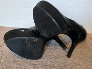 Size 7.5 Black Olsenboye Pumps