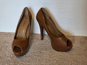 Size 6 Brown Top Moda Peep Toe Pumps
