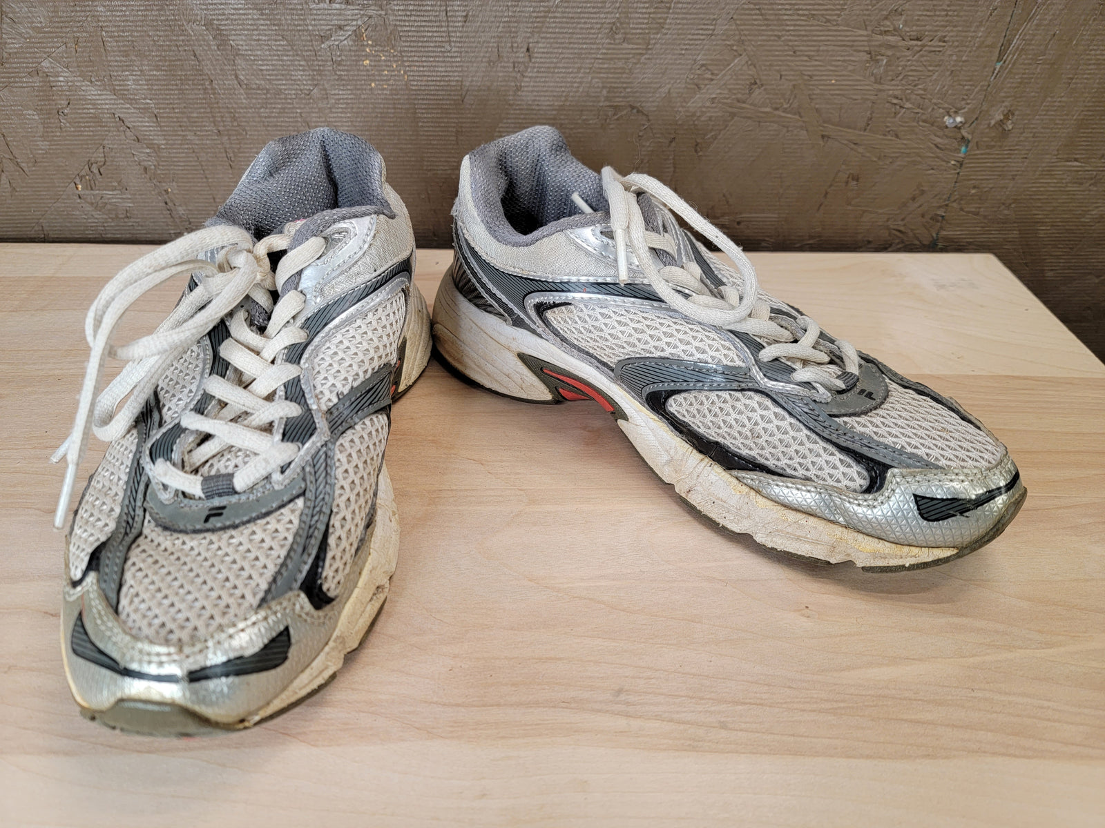 White & Gray Fila Sneakers (7.5)