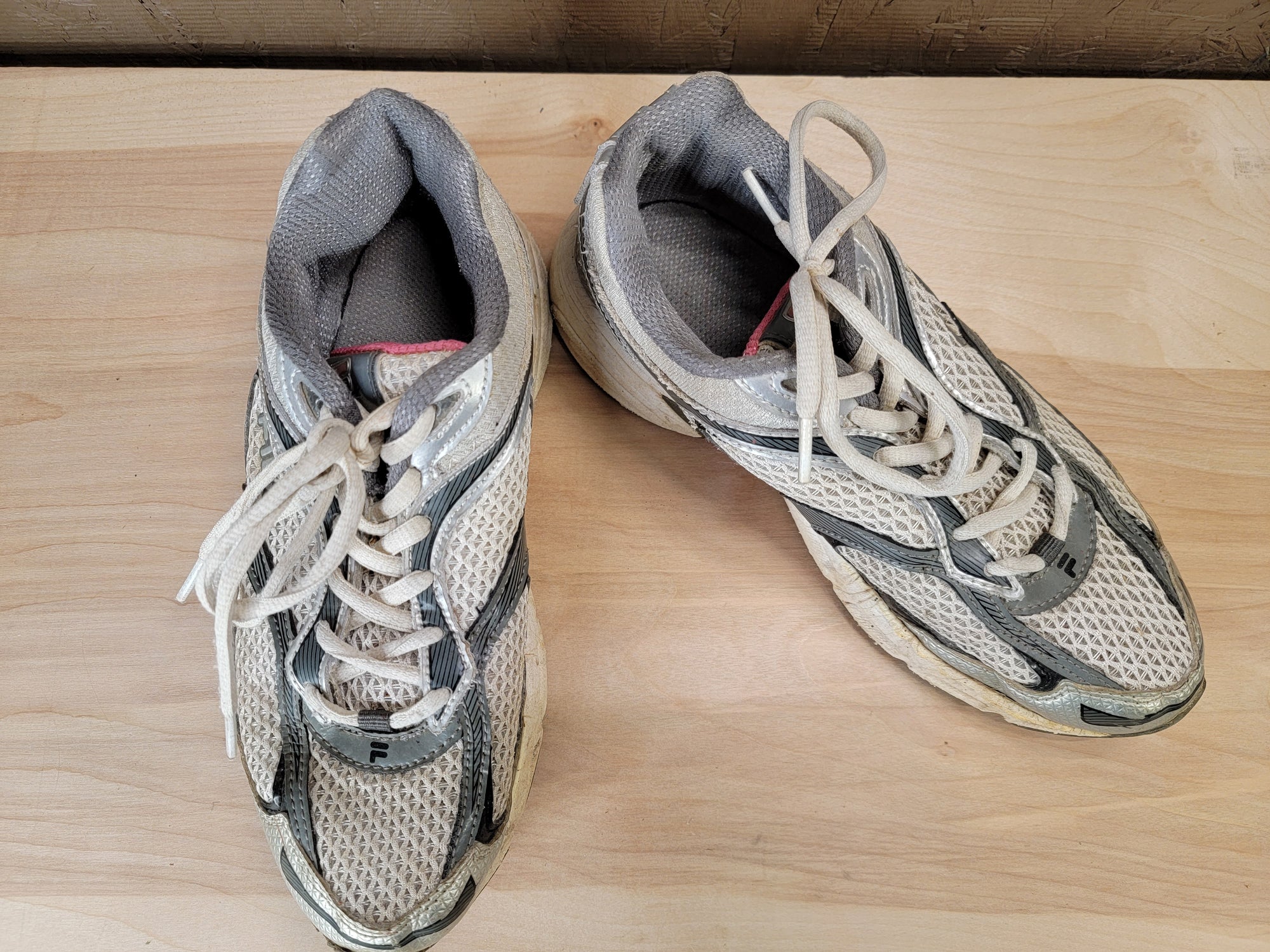 White & Gray Fila Sneakers (7.5)